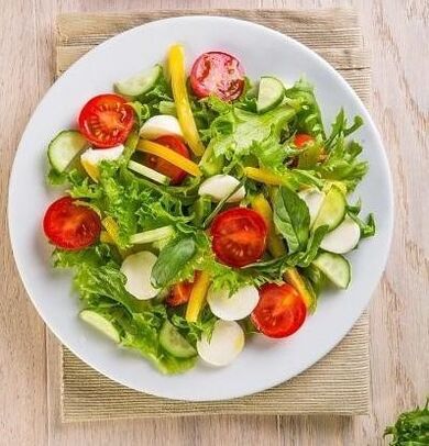 Ena od možnosti za ajdovo dieto za mesec vključuje uporabo zelenjavne solate