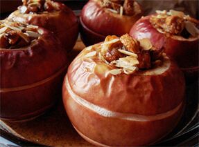 Jabolka, pečena s suhim sadjem, so sladica v dietnem meniju po odstranitvi žolčnika