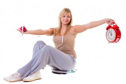 Dekle, ki želi shujšati, se prehranjuje zdravo in po režimu